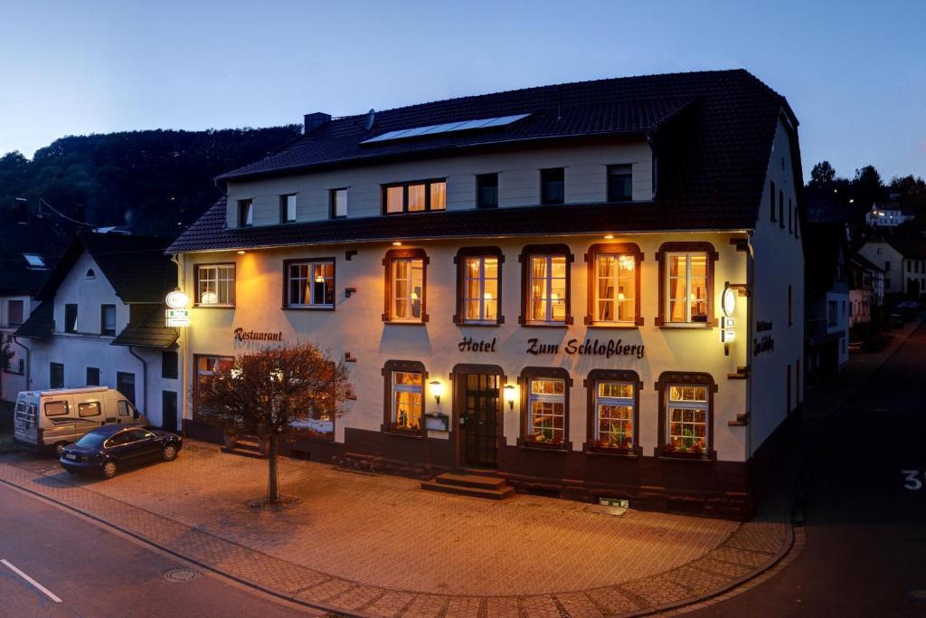 Hotel Restaurant Zum Schlossberg Wadern Esterno foto